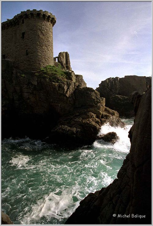 Vague dans les douves 05 2003