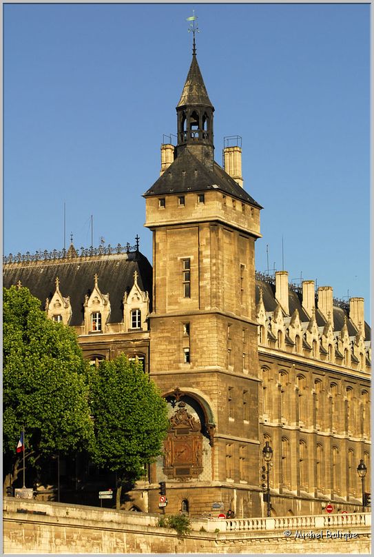 MB040_Descente_Seine Conciergerie